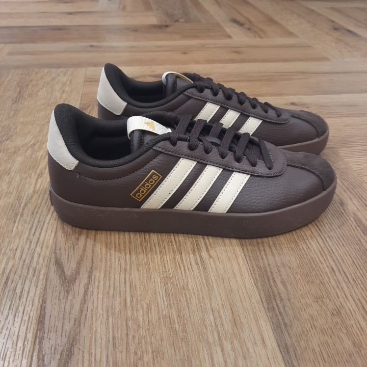 adidas vl court dark brown white-VL Court Marron Blanc-Sneakers VL COURT 3.0 ADIDAS Femme Marron-La marque adidas est l'une des marques les plus célèbres de tous les temps. Cette entreprise allemande a un nom emblématique et un logo caractéristique de trois bandes - 3 bandes, inhérentes à cette marque, connues dans le monde entier. Adidas est actuellement l'un des plus grands fabricants de vêtements de sport et de loisir.