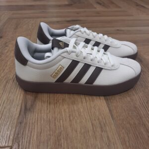 adidas vl court white-brown-VL Court Blanc Marron-Sneakers VL COURT 3.0 ADIDAS Femme-La marque adidas est l'une des marques les plus célèbres de tous les temps. Cette entreprise allemande a un nom emblématique et un logo caractéristique de trois bandes - 3 bandes, inhérentes à cette marque, connues dans le monde entier. Adidas est actuellement l'un des plus grands fabricants de vêtements de sport et de loisir,