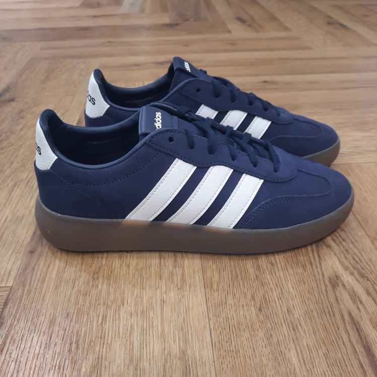 chaussures adidas homme barreda decode navy-chaussures adidas pour hommebaskets adidas barreda-Ils ont commencé dans les toilettes et ont peu à peu conquis le monde. Toute grande histoire a un début. Celui-ci a commencé dans une petite ville de Bavière, en Allemagne. Adi Dassler a commencé dans les toilettes de sa mère, a enregistré "Gebrüder Dassler Schuhfabrik" en 1924 et il a commencé à fournir aux athlètes le meilleur équipement sportif possible. Quelques années plus tard, la coureuse Lina Radke remporte une médaille d'or à Amsterdam dans ses baskets. Ce furent les premières récompenses et étapes importantes - et seulement le début de l'histoire d'adidas.