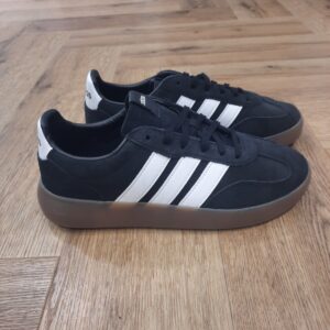 chaussures adidas homme black white-Adidas Barreda Decode Black-Ces baskets Adidas allient style urbain et performance sportive, offrant un confort optimal grâce à leur conception ergonomique et des matériaux respirants. Idéales pour les amateurs de running et d’activités outdoor, elles assurent maintien et légèreté pour améliorer chaque foulée et accompagner vos entraînements quotidiens avec dynamisme et élégance.