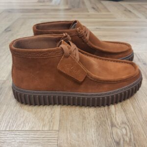 Torhill Hi Ginger Suede-chaussures clarks pour homme-LA MARQUE Clarks Clarks est un chausseur britannique fondé en 1825 à Street (Somerset), devenu une référence mondiale de la chaussure. Son héritage repose sur un équilibre entre tradition et innovation du chaussant.