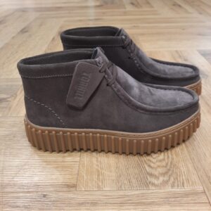 Torhill Moss Marron-chaussures femme clarks torhill moss marron-Nos racines Nos pieds sont toujours fermement ancrés dans la campagne du Somerset, là où tout a commencé. Le siège social de Clarks se niche à l'ombre du Glastonbury Tor - un monument local qui entretient des liens étroits avec Clarks et qui a figuré comme un gage de qualité tout au long de nos 200 ans d'histoire riche. La famille Clark a toujours investi dans la communauté de Street, en finançant et en construisant des équipements locaux, et cet emplacement est devenu une partie importante de l'identité et du patrimoine de Clarks. Le bâtiment abrite toujours certaines machines utilisées au cours de nos 200 ans d'histoire, notamment une machine à vapeur appelée « Anthony » qui a été installée en 1910 pour alimenter le site et les cottages des ouvriers situés à proximité. Le clocher, la cheminée en briques rouges et le château d'eau sont visibles à plusieurs kilomètres à la ronde. À côté de notre siège social à Street se trouve le Shoemakers Museum - une toute nouvelle attraction touristique qui rend publiques les collections de la Alfred Gillett Trust Charity. Les archives du musée contiennent des objets historiques liés aux chaussures Clarks et à la famille Clark, notamment des documents, des photographies et des publicités. Il abrite incroyablement plus de 25 000 chaussures, illustrant l'évolution des modèles de chaussures, des constructions et des technologies au fil des ans. Les archives continuent de collecter activement des documents de l'entreprise Clarks. Et bien que Clarks soit aujourd'hui une organisation mondiale, cet esprit de solidarité de Somerset est toujours fort - de la prise en charge des clients au soutien de nos partenaires caritatifs.