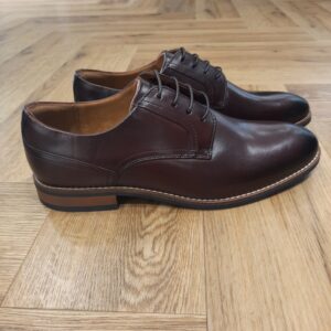 Bowburn Lace Chataigne La classique chaussure habillée Bowburn Lace Chataigne affiche un style soigné et élégant grâce à ses lignes épurées et son esthétique discrète. Sa fermeture à lacets offre un ajustement personnalisé, tandis que sa première de propreté en EVA moelleuse et confortable assure un maintien durable tout au long de la journée, pour vous accompagner partout. Nos fondateurs Notre histoire a commencé en 1825 à Street, dans le Somerset, lorsque Cyrus Clark a ouvert une tannerie de cuir, son frère James travaillant à ses côtés. Parmi les tapis en peau de mouton, James a eu un éclair d'inspiration : utiliser les chutes pour créer des pantoufles - minimiser les déchets, maximiser l'ingéniosité et définir les 200 prochaines années de la fabrication de chaussures. Chaque chaussure Clarks, depuis notre toute première paire, utilise cette combinaison distinctive d'innovation et de savoir-faire, soutenant tout ce que nous faisons. Depuis 200 ans, nous avons défini la norme - et ce n'est que le début. En 2025, nous rendons hommage au passé et au présent et célébrons fièrement cet héritage de deux siècles d'innovation et d'impact à travers un tout nouveau film, un livre, une exposition de musée et des collaborations de style.