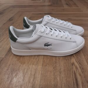 Carnaby Set Kaki Silhouette élégante et intemporelle, la Carnaby Set Kaki se dévoile dans une nouvelle version épurée. Elle arbore un cuir lisse monochrome relevé d'une pièce du talon suédée, à laquelle s'accorde un crocodile central débossé. Un subtil marquage et une semelle robuste complètent son design soigné. La marque Créée par la légende du tennis français René Lacoste, quatre fois vainqueur d’internationaux et 1er joueur mondial en 1926 et 1927, la marque Lacoste s’inspire de ses valeurs sportives : exigence, fair-play, audace. Nous les transmettons de génération en génération, et cultivons l’élégance comme une manière d’être et d’inventer sa vie. Le jeu d’équipe, l’audace et l’inventivité, l’élégance et la ténacité sont autant de valeurs que nous prisons afin de continuer à écrire, ensemble, l’histoire de Lacoste. Pour aider les talents qui nous rejoignent à développer leur plein potentiel, nous favorisons une culture d’entreprise inclusive, qui fait la part belle à l’épanouissement personnel et professionnel, ainsi qu’à une montée en compétence régulière.
