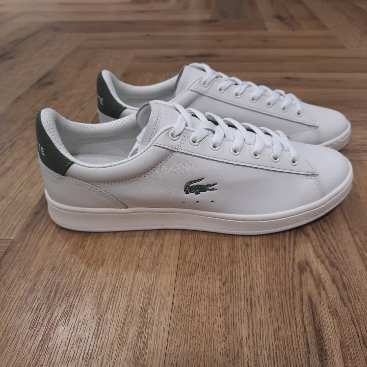 Carnaby Set Kaki Silhouette élégante et intemporelle, la Carnaby Set Kaki se dévoile dans une nouvelle version épurée. Elle arbore un cuir lisse monochrome relevé d'une pièce du talon suédée, à laquelle s'accorde un crocodile central débossé. Un subtil marquage et une semelle robuste complètent son design soigné. La marque Créée par la légende du tennis français René Lacoste, quatre fois vainqueur d’internationaux et 1er joueur mondial en 1926 et 1927, la marque Lacoste s’inspire de ses valeurs sportives : exigence, fair-play, audace. Nous les transmettons de génération en génération, et cultivons l’élégance comme une manière d’être et d’inventer sa vie. Le jeu d’équipe, l’audace et l’inventivité, l’élégance et la ténacité sont autant de valeurs que nous prisons afin de continuer à écrire, ensemble, l’histoire de Lacoste. Pour aider les talents qui nous rejoignent à développer leur plein potentiel, nous favorisons une culture d’entreprise inclusive, qui fait la part belle à l’épanouissement personnel et professionnel, ainsi qu’à une montée en compétence régulière.