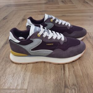 City Chroma Aubergine Affirmez votre style avec les baskets basses City Chroma Aubergine de la marque HOFF. Conçues spécialement pour les femmes, ces chaussures allient avec élégance le cuir et le synthétique pour un rendu moderne et dynamique. Leur teinte rouge apporte une touche de caractère à toutes vos tenues quotidiennes. Grâce à leur doublure en textile synthétique, elles vous offrent un confort optimal tout au long de la journée. La marque Fondée en Espagne en 2017, HOFF est née de la conviction que chaque pas est une opportunité de créer, découvrir et affirmer sa personnalité. HOFF est une marque contemporaine de sneakers qui marie un design intemporel et élégant avec une polyvalence audacieuse. Reconnue pour sa créativité raffinée, son attention aux détails et sa maîtrise unique des couleurs, HOFF crée des sneakers qui s’adaptent aux transitions de la vie, transformant chaque instant du quotidien en une expression de style et de sens. Inspirée par le mouvement et la curiosité, HOFF célèbre l’individualité et l’expression de soi à travers le design. Son esthétique distinctive équilibre sophistication et modernité, brouillant les frontières entre le décontracté et le raffiné, tout en restant fidèle à ses valeurs de connexion, d’authenticité, de passion et de créativité.