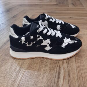 City Cow Print Black Notre iconique silhouette City Cow Print Black réimagée dans une combinaison raffinée de poulain, cuir nappa et daim, fusionnant des textures riches avec une finition soignée et élevée. Puis, cette sneaker est dotée de semelles ton beurre au caractère vintage, d'un logo en relief sur la languette et du branding HOFF sur le stabilisateur. Ainsi, elle est conçue pour le confort : talon rembourré, languette flexible et semelle intérieure Memory-Foam pour une ajuste adaptable. La marque Fondée en Espagne en 2017, HOFF est née de la conviction que chaque pas est une opportunité de créer, découvrir et affirmer sa personnalité. HOFF est une marque contemporaine de sneakers qui marie un design intemporel et élégant avec une polyvalence audacieuse. Reconnue pour sa créativité raffinée, son attention aux détails et sa maîtrise unique des couleurs, HOFF crée des sneakers qui s’adaptent aux transitions de la vie, transformant chaque instant du quotidien en une expression de style et de sens. Inspirée par le mouvement et la curiosité, HOFF célèbre l’individualité et l’expression de soi à travers le design. Son esthétique distinctive équilibre sophistication et modernité, brouillant les frontières entre le décontracté et le raffiné, tout en restant fidèle à ses valeurs de connexion, d’authenticité, de passion et de créativité.