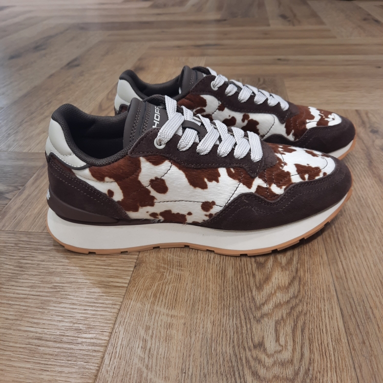 City Cow Print Brown Notre iconique silhouette City Cow Print Brown réimagée dans une combinaison raffinée de poulain, cuir nappa et daim, fusionnant des textures riches avec une finition soignée et élevée. Puis, cette sneaker est dotée de semelles ton beurre au caractère vintage, d'un logo en relief sur la languette et du branding HOFF sur le stabilisateur. Ainsi, elle est conçue pour le confort : talon rembourré, languette flexible et semelle intérieure Memory-Foam pour une ajuste adaptable. La marque Fondée en Espagne en 2017, HOFF est née de la conviction que chaque pas est une opportunité de créer, découvrir et affirmer sa personnalité. HOFF est une marque contemporaine de sneakers qui marie un design intemporel et élégant avec une polyvalence audacieuse. Reconnue pour sa créativité raffinée, son attention aux détails et sa maîtrise unique des couleurs, HOFF crée des sneakers qui s’adaptent aux transitions de la vie, transformant chaque instant du quotidien en une expression de style et de sens. Inspirée par le mouvement et la curiosité, HOFF célèbre l’individualité et l’expression de soi à travers le design. Son esthétique distinctive équilibre sophistication et modernité, brouillant les frontières entre le décontracté et le raffiné, tout en restant fidèle à ses valeurs de connexion, d’authenticité, de passion et de créativité.