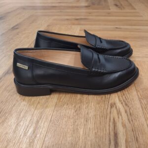Mocassins Lucie Noir Elégant et intemporel, le mocassin Lucie est le must-have de la saison. Avec son cuir et ses trois coloris, nos Mocassins Lucie Noir sont l'occasion parfaite d'enfiler des chaussures confortables pour toutes vos sorties. Apportez une touche élégante à vos tenues avec ces mocassins Les Tropéziennes. Faciles à porter, ils sont parfaits pour compléter un look casual chic avec une note raffinée. Les Tropeziennes par M. Belarbi : L’histoire d’un style intemporel, né à Saint-Tropez Mo Belarbi, né à Fez, est un créateur visionnaire et passionné par le cuir, l’artisanat et les voyages. En 1975 dans le village emblématique de Saint-Tropez dont il tombe amoureux, il ouvre son premier concept store «La Puce Tropezienne», un lieu unique, foisonnant de créativité et d’audace. Mo Belarbi, esprit libre et innovant y imagine des modèles qui deviendront iconiques, intergénérationnels et s’imposeront rapidement comme incontournables.