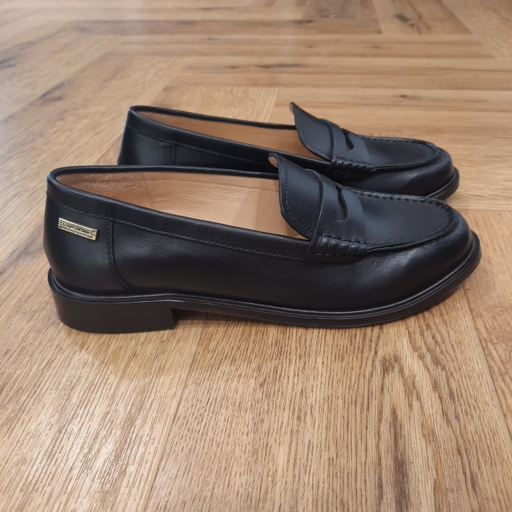 Mocassins Lucie Noir Elégant et intemporel, le mocassin Lucie est le must-have de la saison. Avec son cuir et ses trois coloris, nos Mocassins Lucie Noir sont l'occasion parfaite d'enfiler des chaussures confortables pour toutes vos sorties. Apportez une touche élégante à vos tenues avec ces mocassins Les Tropéziennes. Faciles à porter, ils sont parfaits pour compléter un look casual chic avec une note raffinée. Les Tropeziennes par M. Belarbi : L’histoire d’un style intemporel, né à Saint-Tropez Mo Belarbi, né à Fez, est un créateur visionnaire et passionné par le cuir, l’artisanat et les voyages. En 1975 dans le village emblématique de Saint-Tropez dont il tombe amoureux, il ouvre son premier concept store «La Puce Tropezienne», un lieu unique, foisonnant de créativité et d’audace. Mo Belarbi, esprit libre et innovant y imagine des modèles qui deviendront iconiques, intergénérationnels et s’imposeront rapidement comme incontournables.