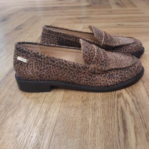 Mocassins Lucie Léopard Les Mocassins Lucie Léopard de la marque Les Tropeziennes par M.Belarbi allient confort et élégance. Conçus pour les femmes modernes, ces mocassins sont un incontournable pour compléter votre garde-robe avec style. Fabriqués avec un savoir-faire artisanal, ces mocassins reflètent l'héritage et l'authenticité de la marque. Leur design intemporel offre une allure sophistiquée tout en restant décontractée, idéale pour les journées actives ou les soirées entre amis. Confort optimal : Grâce à leur construction minutieuse, ces mocassins offrent un excellent maintien du pied. Matériaux de qualité : Utilisant des matériaux souples et durables, ils garantissent une longévité irréprochable même après une utilisation prolongée. Style versatile : Parfaits pour être portés avec une variété de tenues, des jeans aux jupes, ces mocassins s'adaptent à toutes les occasions. Facilité d'entretien : Les mocassins sont conçus pour résister aux aléas du quotidien tout en maintenant leur aspect élégant. Les Tropeziennes par M. Belarbi : L’histoire d’un style intemporel, né à Saint-Tropez Mo Belarbi, né à Fez, est un créateur visionnaire et passionné par le cuir, l’artisanat et les voyages. En 1975 dans le village emblématique de Saint-Tropez dont il tombe amoureux, il ouvre son premier concept store «La Puce Tropezienne», un lieu unique, foisonnant de créativité et d’audace. Mo Belarbi, esprit libre et innovant y imagine des modèles qui deviendront iconiques, intergénérationnels et s’imposeront rapidement comme incontournables.