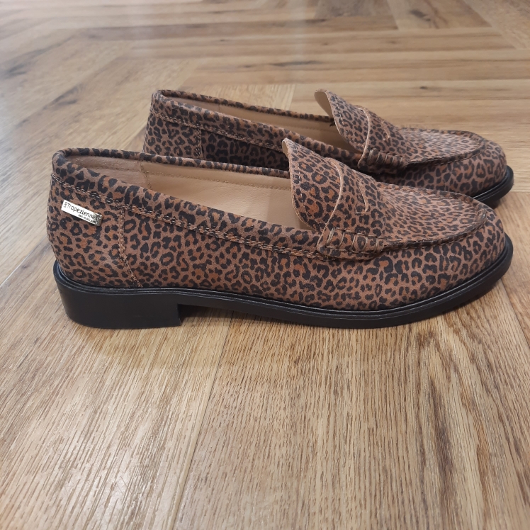 Mocassins Lucie Léopard Les Mocassins Lucie Léopard de la marque Les Tropeziennes par M.Belarbi allient confort et élégance. Conçus pour les femmes modernes, ces mocassins sont un incontournable pour compléter votre garde-robe avec style. Fabriqués avec un savoir-faire artisanal, ces mocassins reflètent l'héritage et l'authenticité de la marque. Leur design intemporel offre une allure sophistiquée tout en restant décontractée, idéale pour les journées actives ou les soirées entre amis. Confort optimal : Grâce à leur construction minutieuse, ces mocassins offrent un excellent maintien du pied. Matériaux de qualité : Utilisant des matériaux souples et durables, ils garantissent une longévité irréprochable même après une utilisation prolongée. Style versatile : Parfaits pour être portés avec une variété de tenues, des jeans aux jupes, ces mocassins s'adaptent à toutes les occasions. Facilité d'entretien : Les mocassins sont conçus pour résister aux aléas du quotidien tout en maintenant leur aspect élégant. Les Tropeziennes par M. Belarbi : L’histoire d’un style intemporel, né à Saint-Tropez Mo Belarbi, né à Fez, est un créateur visionnaire et passionné par le cuir, l’artisanat et les voyages. En 1975 dans le village emblématique de Saint-Tropez dont il tombe amoureux, il ouvre son premier concept store «La Puce Tropezienne», un lieu unique, foisonnant de créativité et d’audace. Mo Belarbi, esprit libre et innovant y imagine des modèles qui deviendront iconiques, intergénérationnels et s’imposeront rapidement comme incontournables.