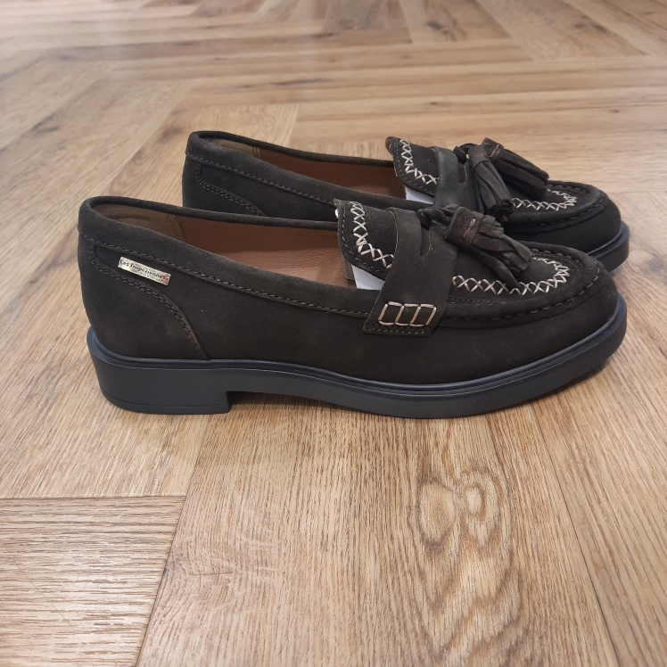 Mocassins Zouzou Chocolat Les Mocassins Zouzou Chocolat revisitent le mocassins classiques dans un esprit bohème chic. Son cuir velours, ses surpiqûres contrastées et ses pampilles élégantes apportent relief et authenticité à cette silhouette intemporelle, idéale pour accompagner toutes les tenues du quotidien. À la fois raffinée et décontractée, la chaussure ZOUZOU séduit par ses détails inspirés du savoir-faire artisanal. Réalisée en cuir velours, elle se distingue par ses coutures apparentes contrastées qui soulignent délicatement la ligne du mocassin. Les pampilles décoratives renforcent son caractère authentique tandis que sa semelle légèrement épaisse assure confort et stabilité tout au long de la journée. Un modèle facile à porter qui conjugue élégance et décontraction. Les Tropeziennes par M. Belarbi : L’histoire d’un style intemporel, né à Saint-Tropez Mo Belarbi, né à Fez, est un créateur visionnaire et passionné par le cuir, l’artisanat et les voyages. En 1975 dans le village emblématique de Saint-Tropez dont il tombe amoureux, il ouvre son premier concept store «La Puce Tropezienne», un lieu unique, foisonnant de créativité et d’audace. Mo Belarbi, esprit libre et innovant y imagine des modèles qui deviendront iconiques, intergénérationnels et s’imposeront rapidement comme incontournables.