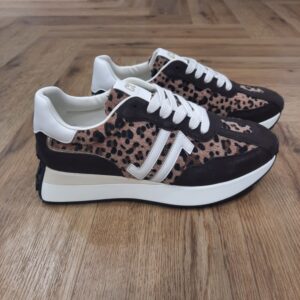 CL101 Leopard Chocolat Le léopard version chocolat, c'est la touche fauve qui fait craquer. La CL101 Leopard Chocolat de CL11 revisite sa sneaker à plateau dans ce coloris Leo Choco, pour une allure affirmée qui réveille les tenues les plus simples. Sa semelle plateau de 2,5 cm lui donne un léger supplément de hauteur. La tige est en matière synthétique, la doublure et la semelle intérieure en textile, la semelle extérieure en caoutchouc, et la fermeture se fait par lacets. La marque CL11 est née dans le sud de la France, plus précisément dans le département de l’Aude, ce qui explique en partie l’origine de son nom. La marque a été créée par des passionnés de sneakers qui souhaitaient offrir des chaussures élégantes et confortables à un tarif abordable. La philosophie de CL11 repose sur trois axes : style, confort et accessibilité. La marque vise à répondre aux besoins des femmes modernes, actives et urbaines qui veulent allier tendance et praticité. Elle propose ainsi des sneakers chic et confortables, adaptées à la vie quotidienne, que ce soit pour se déplacer en ville, aller au travail ou profiter de sorties décontractées.