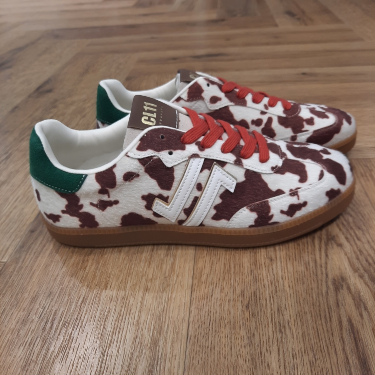 Baskets CL100 Vachette-Les sneakers CL100 de la marque française CL11 Sneakers sont des baskets urbaines particulièrement reconnues pour leur style tendance et leur excellent rapport qualité-prix. Bien que la marque utilise principalement des mix de matières synthétiques et textiles pour ses modèles phares
