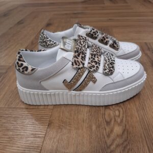 CL103 Blanc-baskets CL11 pour femme-Avec quoi porter les baskets CL11 CL103 blanches ? Avec un jean, un pantalon, une jupe ou une robe, aussi bien dans des tons neutres qu'avec des couleurs plus marquées. Quelles sont les matières de la CL11 CL103 ? La tige associe synthétique et textile. La doublure et la semelle intérieure sont en textile, la semelle extérieure est synthétique. Quel type de fermeture possède la CL103 ? Elle se ferme par scratch. Sa hauteur de semelle est de 3,5 cm et sa semelle intérieure est amovible.