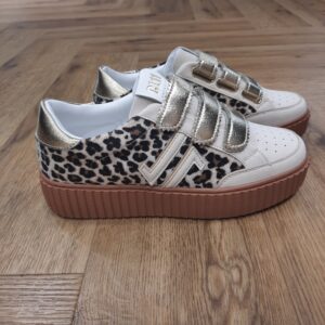 CL103 Leopard-sneakers CL11 pour femme-Avec quoi porter des baskets léopard ? Le motif ressort davantage sur des pièces unies : jean, pantalon noir, beige ou écru permettent de garder une tenue équilibrée. Quelles sont les matières de la CL11 CL103 ? La tige associe synthétique et textile. La doublure et la semelle intérieure sont en textile, la semelle extérieure est synthétique. La semelle intérieure de la CL103 est-elle amovible ? Oui, elle est amovible. La hauteur de semelle est de 3,5 cm et la fermeture se fait par scratch.