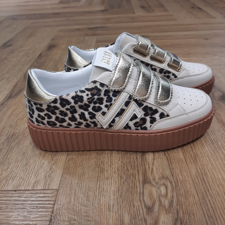 CL103 Leopard-sneakers CL11 pour femme-Avec quoi porter des baskets léopard ? Le motif ressort davantage sur des pièces unies : jean, pantalon noir, beige ou écru permettent de garder une tenue équilibrée. Quelles sont les matières de la CL11 CL103 ? La tige associe synthétique et textile. La doublure et la semelle intérieure sont en textile, la semelle extérieure est synthétique. La semelle intérieure de la CL103 est-elle amovible ? Oui, elle est amovible. La hauteur de semelle est de 3,5 cm et la fermeture se fait par scratch.