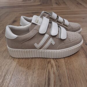 CL103 Suede Taupe-sneakers CL11-chaussures femme-Quelles sont les matières de la CL11 CL103 ? La tige associe synthétique et textile. La doublure et la semelle intérieure sont en textile, la semelle extérieure est synthétique.
