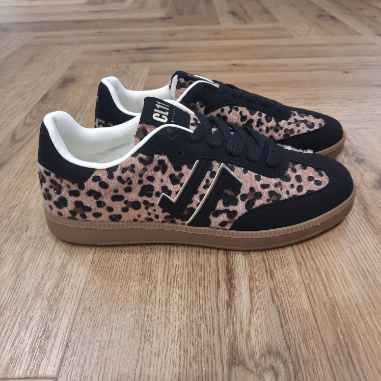 CL100 Léo-Optez pour une basket léopard tendance, pensée pour celles qui veulent un look affirmé sans compromis sur le confort. Avec sa tige intégralement imprimée léopard beige et ses détails en suède ton sur ton, cette basket apporte une touche sauvage parfaitement maîtrisée. La semelle gomme beige assure un excellent maintien et une adhérence optimale, tandis que les lacets assortis garantissent un style facile à porter au quotidien.