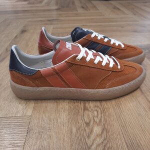 High Pulse Brick Rust Les High Pulse Brick Rust ont un design asymétrique ultra tendance. Ces sneakers basses se démarquent par leurs bandes contrastantes brique et marine totalement uniques. La semelle en gomme naturelle garantit un confort absolu pour arpenter la ville avec style. Elles sont confectionnées entièrement en Europe avec des matériaux éco-responsables, traçables et labellisés. L’histoire de CAVAL Tout d'abord, CAVAL c’est une histoire d’amitié. Trois amis d’école de commerce : Achille, Benoît et Simon. En effet, Simon et Achille se sont rapprochés lorsqu’ils ont découvert qu’ils portaient des chaussures dépareillées depuis leur enfance ! Benoit, un bon ami d’Achille avec une fibre artistique, a été séduit par l’idée de créer des baskets élégamment dépareillées. Il est donc venu compléter l’équipe. Les baskets jouent sur l’asymétrie à travers un jeu des 7 différences qui créé un dialogue entre les deux pieds. Au-delà du dépareillement, les baskets CAVAL sont mixtes, haut de gamme et made in Europe. Ou plus simplement : des baskets Hors Paires. Elles sont fabriquées au Portugal, berceau du savoir-faire de la chaussure en cuir, avec du cuir italien pleine fleur. Côté conception, elles sont imaginées et dessinées en France.