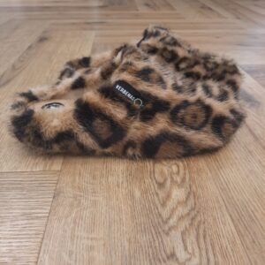 York Feline Natural Les York Feline Natural sont fabriqués avec une tige 100 % polyester, une doublure et semelle intérieure 100 % polyester, ainsi qu'une semelle extérieure 100 % caoutchouc. Tout d'abord, ce chausson à l'extérieur en fourrure douce à imprimé animal dans des tons naturels et marron. De plus, il possède une doublure intérieure assortie qui enveloppe le pied pour plus de chaleur et de confort. Notre collection York s'inspire du sabot classique, transposé dans la chaleur et le confort du foyer. Puis, ils sont faciles à enfiler et incroyablement confortables. Enfin, ces chaussons sont fabriqués en Espagne. La marque VERBENAS est une marque espagnole de chaussures de qualité conçue pour le confort et le style. Depuis sa création en 1989, VERBENAS s'est imposée comme l'une des marques de chaussures les plus populaires en Espagne et a étendu sa présence dans le monde entier. La marque se distingue par sa grande variété de modèles, allant des chaussures de ville aux chaussures de plage en passant par les chaussures de sport. Les chaussures de VERBENAS sont fabriquées avec soin en utilisant les meilleurs matériaux et techniques de confection, ce qui en fait des chaussures durables et confortables. Les collections de VERBENAS sont conçues pour répondre aux besoins et aux préférences de tous les types de consommateurs, qu'ils soient à la recherche de chaussures élégantes pour le travail ou de chaussures confortables pour les loisirs. La marque propose également une gamme de chaussures pour enfants, offrant ainsi une option de qualité pour toute la famille.