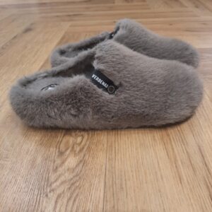 York Budapest Taupe Les York Budapest Taupe sont fabriqués avec une tige 100 % polyester, une doublure et semelle intérieure 100 % polyester, ainsi qu'une semelle extérieure 100 % caoutchouc. Tout d'abord, ce chausson à l'extérieur en fourrure extra dense est particulièrement doux au toucher. De plus, il possède une doublure intérieure assortie qui enveloppe le pied pour plus de chaleur et de confort. Notre collection York s'inspire du sabot classique, transposé dans la chaleur et le confort du foyer. Puis, ils sont faciles à enfiler et incroyablement confortables. Enfin, ces chaussons sont fabriqués en Espagne. La marque VERBENAS est une marque espagnole de chaussures de qualité conçue pour le confort et le style. Depuis sa création en 1989, VERBENAS s'est imposée comme l'une des marques de chaussures les plus populaires en Espagne et a étendu sa présence dans le monde entier. La marque se distingue par sa grande variété de modèles, allant des chaussures de ville aux chaussures de plage en passant par les chaussures de sport. Les chaussures de VERBENAS sont fabriquées avec soin en utilisant les meilleurs matériaux et techniques de confection, ce qui en fait des chaussures durables et confortables. Les collections de VERBENAS sont conçues pour répondre aux besoins et aux préférences de tous les types de consommateurs, qu'ils soient à la recherche de chaussures élégantes pour le travail ou de chaussures confortables pour les loisirs. La marque propose également une gamme de chaussures pour enfants, offrant ainsi une option de qualité pour toute la famille.