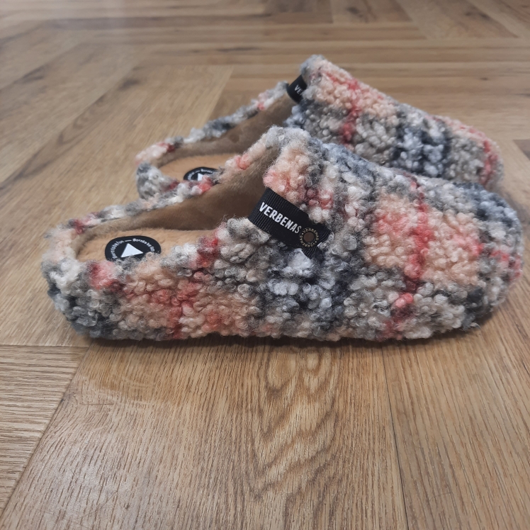 York Plaid Borrego Beige Les chaussons York Plaid Borrego Beige sont fabriqués en Espagne. D'abord, ils sont confectionnés avec une tige 100 % PES, une doublure et une semelle intérieure 100 % PES et une semelle extérieure 100 % caoutchouc. De plus, ils se distinguent par leur extérieur en peau de mouton à motif écossais et leur doublure en fourrure à l'intérieur. En effet, notre collection York s'inspire du sabot classique, transposé dans la chaleur et le confort de la maison. Ils sont faciles à porter et incroyablement confortables. La marque VERBENAS est une marque espagnole de chaussures de qualité conçue pour le confort et le style. Depuis sa création en 1989, VERBENAS s'est imposée comme l'une des marques de chaussures les plus populaires en Espagne et a étendu sa présence dans le monde entier. La marque se distingue par sa grande variété de modèles, allant des chaussures de ville aux chaussures de plage en passant par les chaussures de sport. Les chaussures de VERBENAS sont fabriquées avec soin en utilisant les meilleurs matériaux et techniques de confection, ce qui en fait des chaussures durables et confortables. Les collections de VERBENAS sont conçues pour répondre aux besoins et aux préférences de tous les types de consommateurs, qu'ils soient à la recherche de chaussures élégantes pour le travail ou de chaussures confortables pour les loisirs. La marque propose également une gamme de chaussures pour enfants, offrant ainsi une option de qualité pour toute la famille.