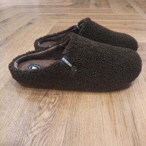 Eagle Nairobi Testa Les chaussons Eagle Nairobi Testa sont fabriqués avec une tige 100 % polyester, une doublure et semelle intérieure 100 % polyester, ainsi qu'une semelle extérieure 100 % caoutchouc. En effet, ce modèle se distingue par son extérieur en mouton court et sa doublure intérieure en fourrure. De plus, la collection Eagle transforme un design intemporel en meilleur allié du quotidien. Inspirée du sabot classique, elle allie chaleur, confort et simplicité pour vous accompagner à la maison en toute naturel. Ces chaussons faciles à enfiler et incroyablement confortables sont fabriqués en Espagne.  La marque VERBENAS est une marque espagnole de chaussures de qualité conçue pour le confort et le style. Depuis sa création en 1989, VERBENAS s'est imposée comme l'une des marques de chaussures les plus populaires en Espagne et a étendu sa présence dans le monde entier. La marque se distingue par sa grande variété de modèles, allant des chaussures de ville aux chaussures de plage en passant par les chaussures de sport. Les chaussures de VERBENAS sont fabriquées avec soin en utilisant les meilleurs matériaux et techniques de confection, ce qui en fait des chaussures durables et confortables. Les collections de VERBENAS sont conçues pour répondre aux besoins et aux préférences de tous les types de consommateurs, qu'ils soient à la recherche de chaussures élégantes pour le travail ou de chaussures confortables pour les loisirs. La marque propose également une gamme de chaussures pour enfants, offrant ainsi une option de qualité pour toute la famille.
