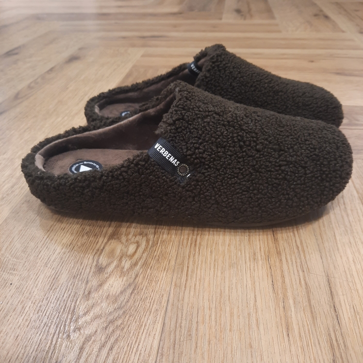 Eagle Nairobi Testa Les chaussons Eagle Nairobi Testa sont fabriqués avec une tige 100 % polyester, une doublure et semelle intérieure 100 % polyester, ainsi qu'une semelle extérieure 100 % caoutchouc. En effet, ce modèle se distingue par son extérieur en mouton court et sa doublure intérieure en fourrure. De plus, la collection Eagle transforme un design intemporel en meilleur allié du quotidien. Inspirée du sabot classique, elle allie chaleur, confort et simplicité pour vous accompagner à la maison en toute naturel. Ces chaussons faciles à enfiler et incroyablement confortables sont fabriqués en Espagne. La marque VERBENAS est une marque espagnole de chaussures de qualité conçue pour le confort et le style. Depuis sa création en 1989, VERBENAS s'est imposée comme l'une des marques de chaussures les plus populaires en Espagne et a étendu sa présence dans le monde entier. La marque se distingue par sa grande variété de modèles, allant des chaussures de ville aux chaussures de plage en passant par les chaussures de sport. Les chaussures de VERBENAS sont fabriquées avec soin en utilisant les meilleurs matériaux et techniques de confection, ce qui en fait des chaussures durables et confortables. Les collections de VERBENAS sont conçues pour répondre aux besoins et aux préférences de tous les types de consommateurs, qu'ils soient à la recherche de chaussures élégantes pour le travail ou de chaussures confortables pour les loisirs. La marque propose également une gamme de chaussures pour enfants, offrant ainsi une option de qualité pour toute la famille.