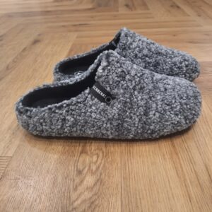 Eagle Borrego Wash Les chaussons Verbenas Eagle Borrego Wash  sont fabriqués en Espagne. D'abord, ils sont confectionnés avec une tige 100 % PES, une doublure et une semelle intérieure 100 % PES et une semelle extérieure 100 % caoutchouc. De plus, ils se distinguent par leur extérieur en peau de mouton à motif écossais et leur doublure en fourrure à l'intérieur. En effet, notre collection s'inspire du sabot classique, transposé dans la chaleur et le confort de la maison. Ils sont faciles à porter et incroyablement confortables. La marque VERBENAS est une marque espagnole de chaussures de qualité conçue pour le confort et le style. Depuis sa création en 1989, VERBENAS s'est imposée comme l'une des marques de chaussures les plus populaires en Espagne et a étendu sa présence dans le monde entier. La marque se distingue par sa grande variété de modèles, allant des chaussures de ville aux chaussures de plage en passant par les chaussures de sport. Les chaussures de VERBENAS sont fabriquées avec soin en utilisant les meilleurs matériaux et techniques de confection, ce qui en fait des chaussures durables et confortables. Les collections de VERBENAS sont conçues pour répondre aux besoins et aux préférences de tous les types de consommateurs, qu'ils soient à la recherche de chaussures élégantes pour le travail ou de chaussures confortables pour les loisirs. La marque propose également une gamme de chaussures pour enfants, offrant ainsi une option de qualité pour toute la famille.