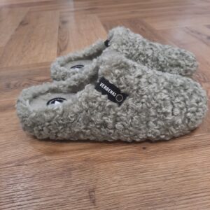 York Curly Vert Le chausson York Curly Sand de Verbenas, c’est un vrai nuage pour vos pieds. Effectivement, il est tout doux, tout chaud, et terriblement stylé. De plus, il enveloppe vos petons dans une laine bouclée effet mouton irrésistible. À l’intérieur ? Une doublure en fourrure moelleuse qui donne l’impression de marcher sur du coton (ou presque !). Puis, avec son look inspiré du sabot classique, ce chausson combine esprit cocooning et allure chic à la perfection. La couleur sable ajoute une touche naturelle et élégante. En effet, c'est pile dans la tendance des tons doux et réconfortants qu’on adore l’hiver. Fabriqué avec soin en Espagne, le York Curly, c’est le chausson qu’on enfile dès le réveil et qu’on garde jusqu’au soir, sans jamais avoir envie de le quitter. Un allié cosy, un brin rétro, qui donne du style jusque dans votre salon ! La marque VERBENAS est une marque espagnole de chaussures de qualité conçue pour le confort et le style. Depuis sa création en 1989, VERBENAS s'est imposée comme l'une des marques de chaussures les plus populaires en Espagne et a étendu sa présence dans le monde entier. La marque se distingue par sa grande variété de modèles, allant des chaussures de ville aux chaussures de plage en passant par les chaussures de sport. Les chaussures de VERBENAS sont fabriquées avec soin en utilisant les meilleurs matériaux et techniques de confection, ce qui en fait des chaussures durables et confortables. Les collections de VERBENAS sont conçues pour répondre aux besoins et aux préférences de tous les types de consommateurs, qu'ils soient à la recherche de chaussures élégantes pour le travail ou de chaussures confortables pour les loisirs. La marque propose également une gamme de chaussures pour enfants, offrant ainsi une option de qualité pour toute la famille.