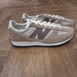 New Balance 471AI Avec une réinterprétation des signatures visuelles de l'époque, la New Balance 471AI transforme l'héritage du running des années 70 en une nouvelle chaussure prête pour le quotidien. Tout d'abord, elle possède un profil bas et élégant. En effet, la semelle intermédiaire en EVA en forme d'angle et la semelle extérieure à chevrons constituent un point de départ familier, la base idéale pour des matériaux de qualité supérieure. De plus, l'empeigne en mesh respirant et les superpositions en daim duveteux offrent un look naturel. Tandis que le design « fang » classique sur la pointe de la chaussure est une touche visuelle unique à New Balance qui distingue la 471 des autres. La marque New balance est une marque authentique depuis en 1906. Elle produit et fabrique des chaussures dans tous les domaines sportifs. Ce qui fait de New Balance la plus grande marque de chaussures au monde. Le nom New Balance est synonyme de qualité. Il n'est donc pas étonnant que la marque ait 100 ans d'histoire. Son slogan "a more intelligent approach to building shoes" décrit très bien l'éthique de l'entreprise. Les sneakers New Balance sont résolument orientées vers la meilleure performance possible, sans pour autant négliger l'aspect esthétique. Tous les produits ont cependant en commun la même idée de base : fournir le mélange parfait de performance et de mode. C'est exactement ce que les amateurs de New Balance apprécient.