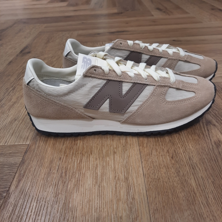 New Balance 471AI Avec une réinterprétation des signatures visuelles de l'époque, la New Balance 471AI transforme l'héritage du running des années 70 en une nouvelle chaussure prête pour le quotidien. Tout d'abord, elle possède un profil bas et élégant. En effet, la semelle intermédiaire en EVA en forme d'angle et la semelle extérieure à chevrons constituent un point de départ familier, la base idéale pour des matériaux de qualité supérieure. De plus, l'empeigne en mesh respirant et les superpositions en daim duveteux offrent un look naturel. Tandis que le design « fang » classique sur la pointe de la chaussure est une touche visuelle unique à New Balance qui distingue la 471 des autres. La marque New balance est une marque authentique depuis en 1906. Elle produit et fabrique des chaussures dans tous les domaines sportifs. Ce qui fait de New Balance la plus grande marque de chaussures au monde. Le nom New Balance est synonyme de qualité. Il n'est donc pas étonnant que la marque ait 100 ans d'histoire. Son slogan "a more intelligent approach to building shoes" décrit très bien l'éthique de l'entreprise. Les sneakers New Balance sont résolument orientées vers la meilleure performance possible, sans pour autant négliger l'aspect esthétique. Tous les produits ont cependant en commun la même idée de base : fournir le mélange parfait de performance et de mode. C'est exactement ce que les amateurs de New Balance apprécient.