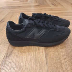 New Balance 471 Black Avec une réinterprétation des signatures visuelles de l'époque, la New Balance 471 Black transforme l'héritage du running des années 70 en une nouvelle chaussure prête pour le quotidien. Tout d'abord, elle possède un profil bas et élégant. En effet, la semelle intermédiaire en EVA en forme d'angle et la semelle extérieure à chevrons constituent un point de départ familier, la base idéale pour des matériaux de qualité supérieure. De plus, l'empeigne en mesh respirant et les superpositions en daim duveteux offrent un look naturel. Tandis que le design « fang » classique sur la pointe de la chaussure est une touche visuelle unique à New Balance qui distingue la 471 des autres. La marque New balance est une marque authentique depuis en 1906. Elle produit et fabrique des chaussures dans tous les domaines sportifs. Ce qui fait de New Balance la plus grande marque de chaussures au monde. Le nom New Balance est synonyme de qualité. Il n'est donc pas étonnant que la marque ait 100 ans d'histoire. Son slogan "a more intelligent approach to building shoes" décrit très bien l'éthique de l'entreprise. Les sneakers New Balance sont résolument orientées vers la meilleure performance possible, sans pour autant négliger l'aspect esthétique. Tous les produits ont cependant en commun la même idée de base : fournir le mélange parfait de performance et de mode. C'est exactement ce que les amateurs de New Balance apprécient.
