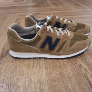 New Balance 373 4VJ Les chaussures New Balance 373 4VJ sont un modèle qui allie un design rétro à un confort exceptionnel, idéales pour un usage quotidien. Ces chaussures se distinguent par leur esthétique classique et leur fonctionnalité pratique, conçues pour ceux qui recherchent style et confort dans leur chaussure. Elles sont fabriquées avec un mélange de matériaux synthétiques et de mesh qui garantissent une bonne respirabilité et durabilité. La semelle intermédiaire est composée d’EVA, un matériau léger offrant un amorti efficace pour protéger le pied lors de l’impact. L’intérieur présente une doublure textile respirante et une semelle intérieure rembourrée qui s’adapte au pied pour maximiser le confort. De plus, la semelle extérieure en caoutchouc résistant assure une bonne adhérence et durabilité sur différents types de surfaces. La marque New balance est une marque authentique depuis en 1906. Elle produit et fabrique des chaussures dans tous les domaines sportifs. Ce qui fait de New Balance la plus grande marque de chaussures au monde. Le nom New Balance est synonyme de qualité. Il n'est donc pas étonnant que la marque ait 100 ans d'histoire. Son slogan "a more intelligent approach to building shoes" décrit très bien l'éthique de l'entreprise. Les sneakers New Balance sont résolument orientées vers la meilleure performance possible, sans pour autant négliger l'aspect esthétique. Tous les produits ont cependant en commun la même idée de base : fournir le mélange parfait de performance et de mode. C'est exactement ce que les amateurs de New Balance apprécient.