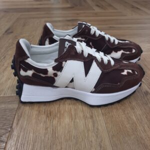 New Balance 327 APC La popularité croissante du running dans les années 1970 a fait passer les exigences en matière de chaussures de course à un niveau élevé de performance. Bien que les modèles de l'époque puissent sembler simples en comparaison avec les normes d'aujourd'hui, cette décennie a marqué l'essor de ce type de chaussures. La 327 présente les années 1970 comme une période d'innovation en revisitant les éléments de design classiques avec une vision audacieuse et résolument contemporaine. Avec une version angulaire de la silhouette compensée traditionnelle, un logo « N » asymétrique et une semelle extérieure à crampons d'inspiration trail, la 327 réinvente complètement notre patrimoine en matière de chaussures de running. La marque New balance est une marque authentique depuis en 1906. Elle produit et fabrique des chaussures dans tous les domaines sportifs. Ce qui fait de New Balance la plus grande marque de chaussures au monde. Le nom New Balance est synonyme de qualité. Il n'est donc pas étonnant que la marque ait 100 ans d'histoire. Son slogan "a more intelligent approach to building shoes" décrit très bien l'éthique de l'entreprise. Les sneakers New Balance sont résolument orientées vers la meilleure performance possible, sans pour autant négliger l'aspect esthétique. Tous les produits ont cependant en commun la même idée de base : fournir le mélange parfait de performance et de mode. C'est exactement ce que les amateurs de New Balance apprécient.