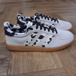 Breaknet Sleek Beige Entrez dans un monde où le classique rencontre le contemporain avec les chaussures Breaknet Sleek Beige. Conçues pour le mode de vie moderne, ces chaussures rendent hommage à la basket en cuir blanc traditionnelle, redéfinie pour les rues d’aujourd’hui. En effet, le design soigné, complété par les emblématiques 3 bandes et le logo linéaire, vous assure de vous démarquer tout en embrassant l'essence du patrimoine adidas. Puis, dotées d'une tige élégante et d'une semelle intermédiaire surélevée, ces chaussures offrent un look raffiné qui ajoute une touche d'élégance à n'importe quelle tenue. Le confort est primordial, grâce à la semelle intérieure en mousse à mémoire qui amortit chaque pas, ce qui les rend parfaites pour un usage quotidien ou une promenade décontractée. La marque à trois bandes visible et la silhouette profil bas ajoutent une touche féminine subtile, tandis que les options de mélange de matériaux offrent variété et style. La marque C'est le 18 août 1949 qu'Adi Dassler a démarré l'aventure adidas, avec pour objectif d'améliorer les performances des athlètes. 70 ans plus tard, adidas a laissé sa marque sur le monde du sport, mais aussi celui de la mode, de la musique, de la culture, du développement durable et bien d'autres encore. Voyage avec nous à travers le temps et découvre l'histoire d'adidas avec des modèles qui ont influencé le lifestyle d'aujourd'hui. Juste après la naissance officielle des 3 bandes en 1949, les années 50 ont connu un véritable boom technologique avec des équipements innovants pour les athlètes de classe mondiale. Ainsi, c'est pendant cette décennie qu'est apparue la Samba, toujours portée de nos jours pas les joueurs de Five et de futsal, et toujours présente dans la rue. Pendant les 50's, adidas a développé une chaussure de sprint qui a battu un record du monde et la première chaussure de football conçue avec une semelle en nylon, marquant une vraie nouveauté en termes de confort et de sensations. D'autres modèles ont vu le jour durant cette période, comme la chaussure de basketball Allround, devenue une véritable icône dans les 80's. Ces années ont été révolutionnaires, créant un véritable avant et après pour les sportifs de haut niveau. Mais ce n'était que le début de l'histoire d'adidas