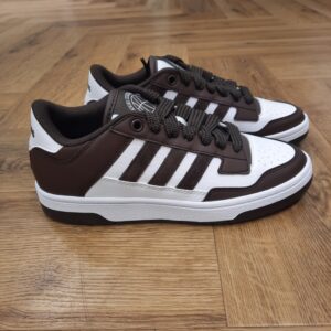 Rapid Court Low Impose ton style inspiré des parquets avec la Rapid Court Low. En effet, avec ses détails d'inspiration basketball tout droit sortis de nos archives, cette chaussure basse adidas est prête à t'accompagner partout. De plus, elle est conçue en matière synthétique avec des détails en suède doux. Puis, elle possède une semelle cupsole en caoutchouc adhérent. La marque C'est le 18 août 1949 qu'Adi Dassler a démarré l'aventure adidas, avec pour objectif d'améliorer les performances des athlètes. 70 ans plus tard, adidas a laissé sa marque sur le monde du sport, mais aussi celui de la mode, de la musique, de la culture, du développement durable et bien d'autres encore. Voyage avec nous à travers le temps et découvre l'histoire d'adidas avec des modèles qui ont influencé le lifestyle d'aujourd'hui. Juste après la naissance officielle des 3 bandes en 1949, les années 50 ont connu un véritable boom technologique avec des équipements innovants pour les athlètes de classe mondiale. Ainsi, c'est pendant cette décennie qu'est apparue la Samba, toujours portée de nos jours pas les joueurs de Five et de futsal, et toujours présente dans la rue. Pendant les 50's, adidas a développé une chaussure de sprint qui a battu un record du monde et la première chaussure de football conçue avec une semelle en nylon, marquant une vraie nouveauté en termes de confort et de sensations. D'autres modèles ont vu le jour durant cette période, comme la chaussure de basketball Allround, devenue une véritable icône dans les 80's. Ces années ont été révolutionnaires, créant un véritable avant et après pour les sportifs de haut niveau. Mais ce n'était que le début de l'histoire d'adidas
