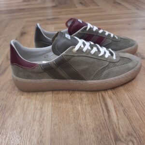 High Pulse Sage Moss Les High Pulse Sage Moss ont un design asymétrique ultra tendance. Ces sneakers basses se démarquent par leurs bandes contrastantes kaki et bordeau totalement uniques. La semelle en gomme naturelle garantit un confort absolu pour arpenter la ville avec style. Elles sont confectionnées entièrement en Europe avec des matériaux éco-responsables, traçables et labellisés. L’histoire de CAVAL Tout d'abord, CAVAL c’est une histoire d’amitié. Trois amis d’école de commerce : Achille, Benoît et Simon. En effet, Simon et Achille se sont rapprochés lorsqu’ils ont découvert qu’ils portaient des chaussures dépareillées depuis leur enfance ! Benoit, un bon ami d’Achille avec une fibre artistique, a été séduit par l’idée de créer des baskets élégamment dépareillées. Il est donc venu compléter l’équipe. Les baskets jouent sur l’asymétrie à travers un jeu des 7 différences qui créé un dialogue entre les deux pieds. Au-delà du dépareillement, les baskets CAVAL sont mixtes, haut de gamme et made in Europe. Ou plus simplement : des baskets Hors Paires. Elles sont fabriquées au Portugal, berceau du savoir-faire de la chaussure en cuir, avec du cuir italien pleine fleur. Côté conception, elles sont imaginées et dessinées en France.
