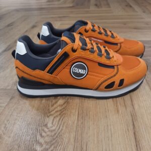 Travis Sport Colors-baskets colmar homme en orange-Au milieu des années 80, la troisième génération de Colmar, qui semble avoir autant de flair que les précédentes, repère deux skieurs qui vont entrer, dès le début de leur carrière, dans la galaxie Colmar : Alberto Tomba, surnommé « la bomba », qui remportera 9 globes, 2 championnats du monde et 3 médailles d’or aux JO, et Debora Compagnoni, elle aussi triple médaillée d’or aux JO.