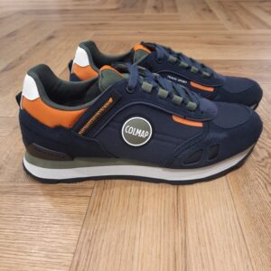 Travis Sport Colors-baskets homme colmar en navy-Avec leur cachet sportif et leur style raffiné, les sneakers TRAVIS SPORT COLORS se distinguent par leurs associations de couleurs et leurs détails soignés pour bouger avec style au quotidien