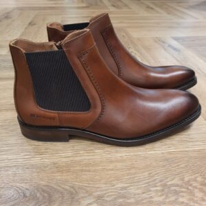 Redskins Papyrus Cognac Pour un look parfait, adoptez ces superbes boots Redskins Papyrus Cognac. Cette bottine chelsea est en cuir marron, un coloris facile à porter et à associer. De plus, le cuir est travaillé artisanalement, ce qui lui confère ces nuances et ce bel aspect naturel et authentique. La doublure de la chaussure est principalement en textile molletonné, et votre pied reposera sur une première en cuir. L'élastique marron foncé donne de l'aisance dans la bottine, tandis que le zip à l'opposé vous permettra de fermer rapidement la chaussure. Enfin, le talon décoché de la chaussure Reskins Papyrus mesure environ 3 cm d'épaisseur. L'histoire de la marque Lorsque l’on parle de la célèbre marque de cuir Redskins, on pense immédiatement au look américain, au style biker avec ce petit côté rock’n roll qui souligne la tenue masculine. Or c’est bel et bien en France qu’est née la marque, créée par Serge ABOUJEDID. C’est donc en 1984 que la marque Redskins voit le jour, inspirée de la culture américaine et de la tendance rock’n roll, empreint d’une touche contemporaine dans chaque création de la marque. Cette marque résolument française est née à Gennevilliers et oriente ses collections vers la fabrication de blousons et vestes en cuir pour homme. A partir des année 90, la marque a mis au gout du jour le modèle teddy Redskins, qui n’a de cesse d’être la pièce indémodable de votre garde-robe.