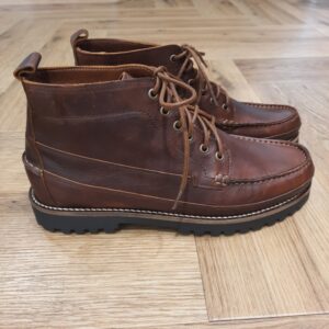 Kost Crispy Cognac-chaussures pour homme-kost crispy cognac-Notre A.D.N ROCK. Du charisme et une attitude provocante dans un look vintage élégant et incarné. REBELLE. Détourne les standards et casse les codes. Se méfie des modes et affirme sa singularité par son humour et son talent. SANS COMPROMIS. Un esprit libre et audacieux qui va de l'avant. Des choix assumés. Une route à tracer qui brusque les plus lents.