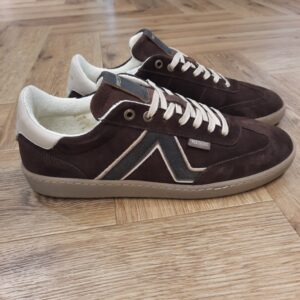 Redskins Eldorado Marron La Redskins Eldorado Marron pousse le trainer rétro vers une version plus sobre, en daim marron mat. Tout d'abord, la bande latérale beige et les surpiqûres ton sur ton dessinent la ligne, le col matelassé et le contrefort renforcé apportent le maintien. De plus, la semelle gomme, montée sur une intercalaire fine, garde le modèle près du sol. Pour conclure, ce sont les baskets parfaites à porter avec un jean brut, un chino kaki ou un pantalon en velours côtelé. L'histoire de la marque Lorsque l’on parle de la célèbre marque de cuir Redskins, on pense immédiatement au look américain, au style biker avec ce petit côté rock’n roll qui souligne la tenue masculine. Or c’est bel et bien en France qu’est née la marque, créée par Serge ABOUJEDID. C’est donc en 1984 que la marque Redskins voit le jour, inspirée de la culture américaine et de la tendance rock’n roll, empreint d’une touche contemporaine dans chaque création de la marque. Cette marque résolument française est née à Gennevilliers et oriente ses collections vers la fabrication de blousons et vestes en cuir pour homme. A partir des année 90, la marque a mis au gout du jour le modèle teddy Redskins, qui n’a de cesse d’être la pièce indémodable de votre garde-robe.