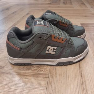 DC Shoes Stag Wnt-dc shoes baskets stag en kaki-Les Origines et l’Histoire : Un Rêve Californien Devenu Réalité L’histoire de DC Shoes commence en 1994 dans l’effervescence de la culture skate californienne. Les fondateurs, Ken Block et Damon Way, sont loin d’être de simples hommes d’affaires. Ce sont avant tout des passionnés, des riders aguerris qui constatent un manque criant dans le marché : les chaussures de skate disponibles sont fragiles, manquent de soutien et d’adhérence. Leur vision est simple mais révolutionnaire : créer une chaussure de skate conçue par des skateurs, pour des skateurs. Leur premier modèle, la DC Shoes #101, est conçu dans un garage, symbole d’un démarrage humble mais ambitieux. Leur philosophie repose sur un triptyque gagnant : durabilité, style et performance. Le succès est immédiat et fulgurant au sein de la communauté, propulsant la marque sur le devant de la scène